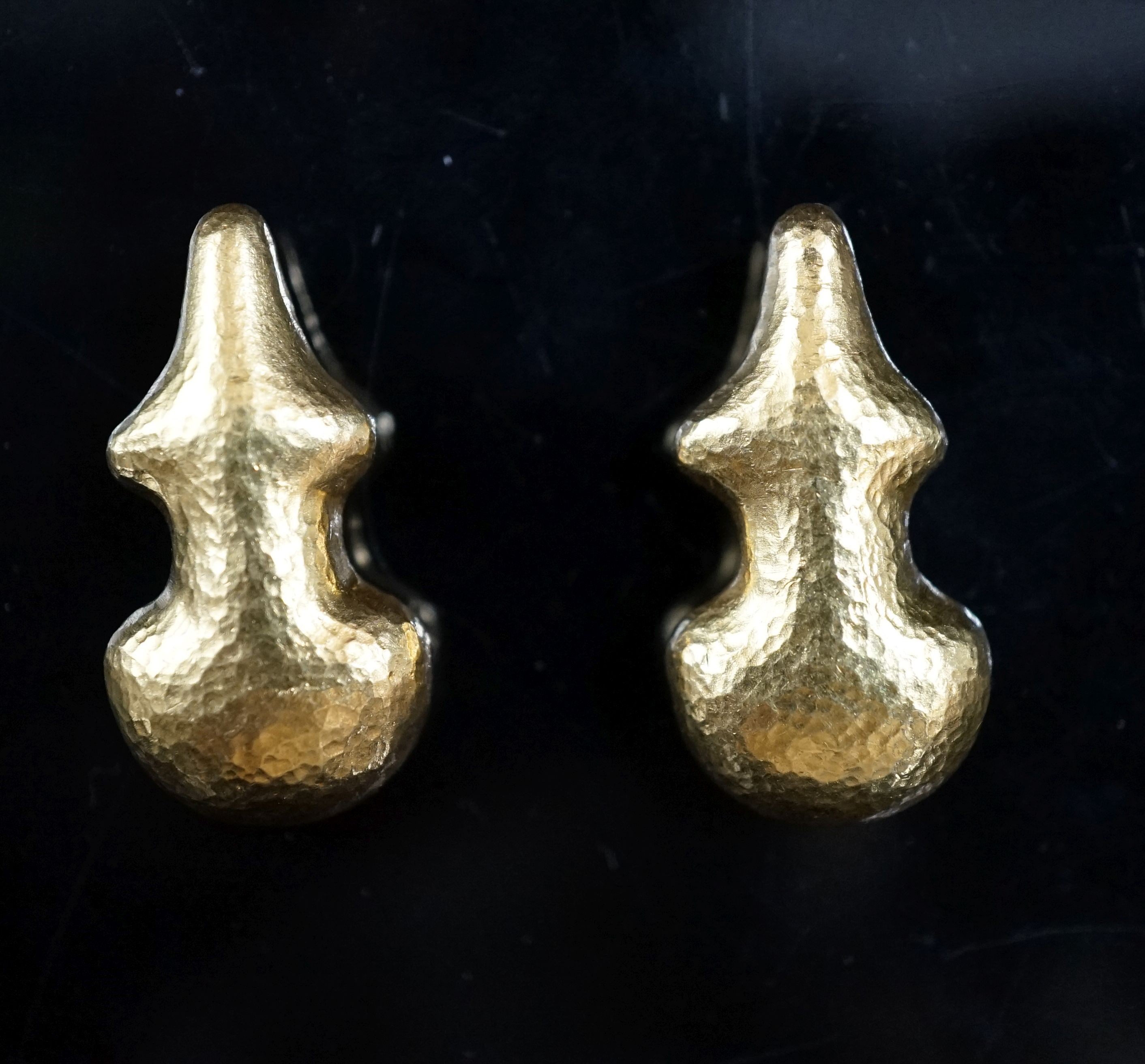 A pair of planished 18k yellow metal ear rings, in the manner of Lalaounis, 27mm, 9.1 grams.